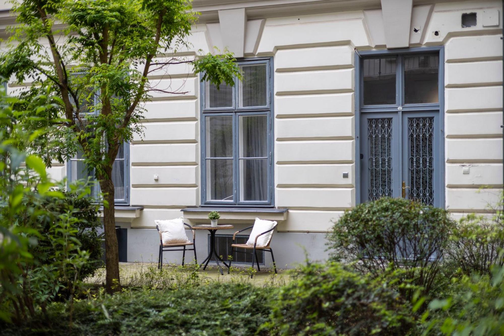Hidden Gem With Terrace On The Andrassy Fashion Road Lägenhet Budapest Exteriör bild