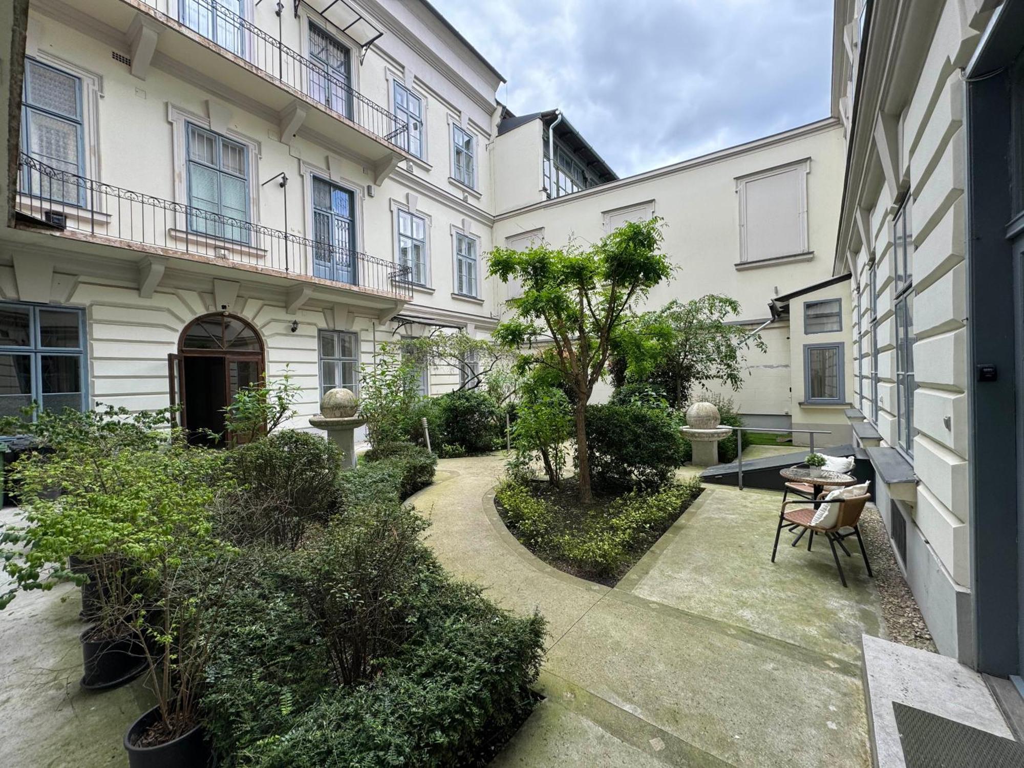Hidden Gem With Terrace On The Andrassy Fashion Road Lägenhet Budapest Exteriör bild