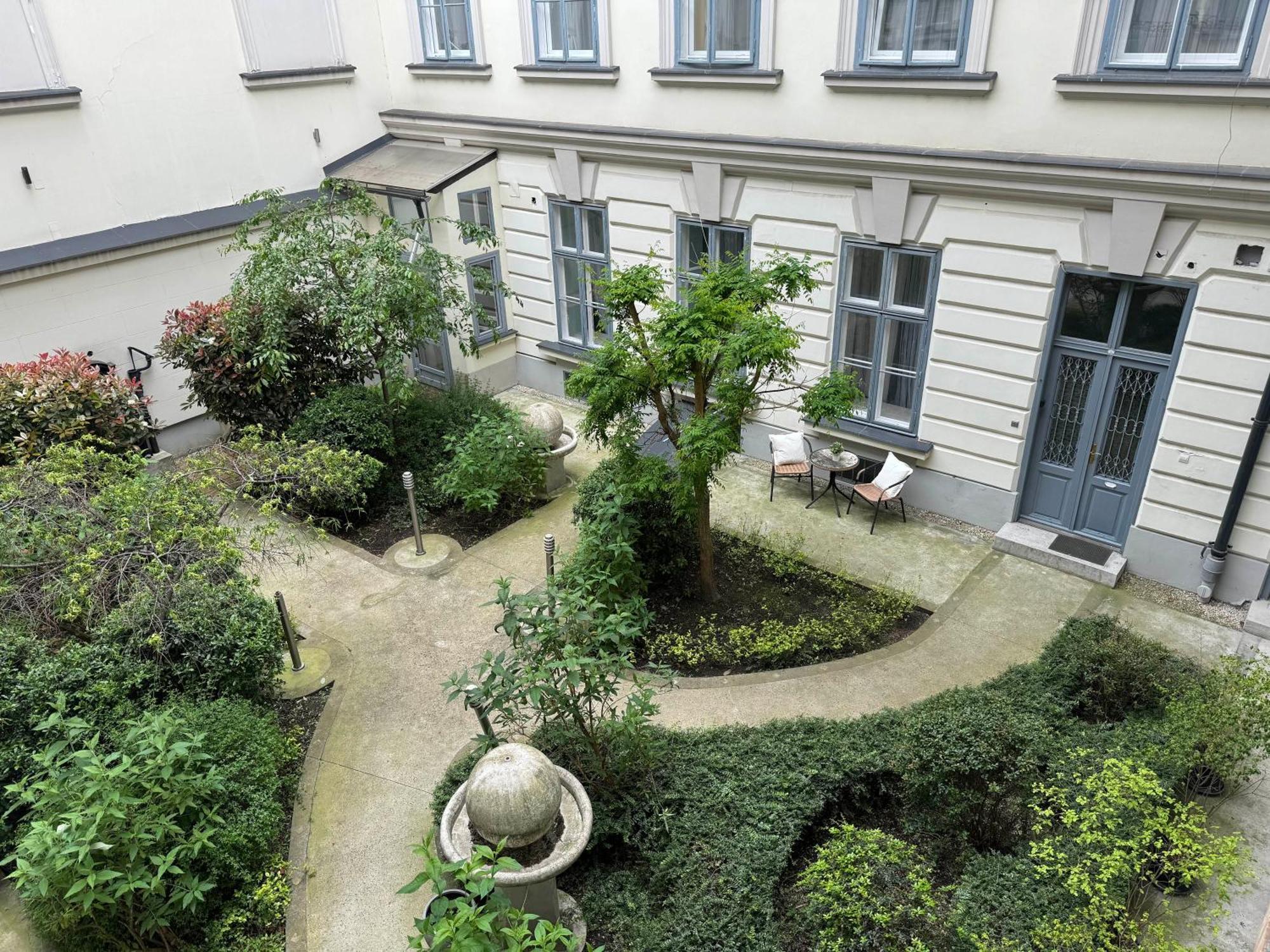 Hidden Gem With Terrace On The Andrassy Fashion Road Lägenhet Budapest Exteriör bild